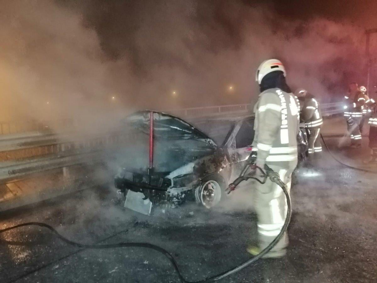 Pendik'te otomobil alev aldı