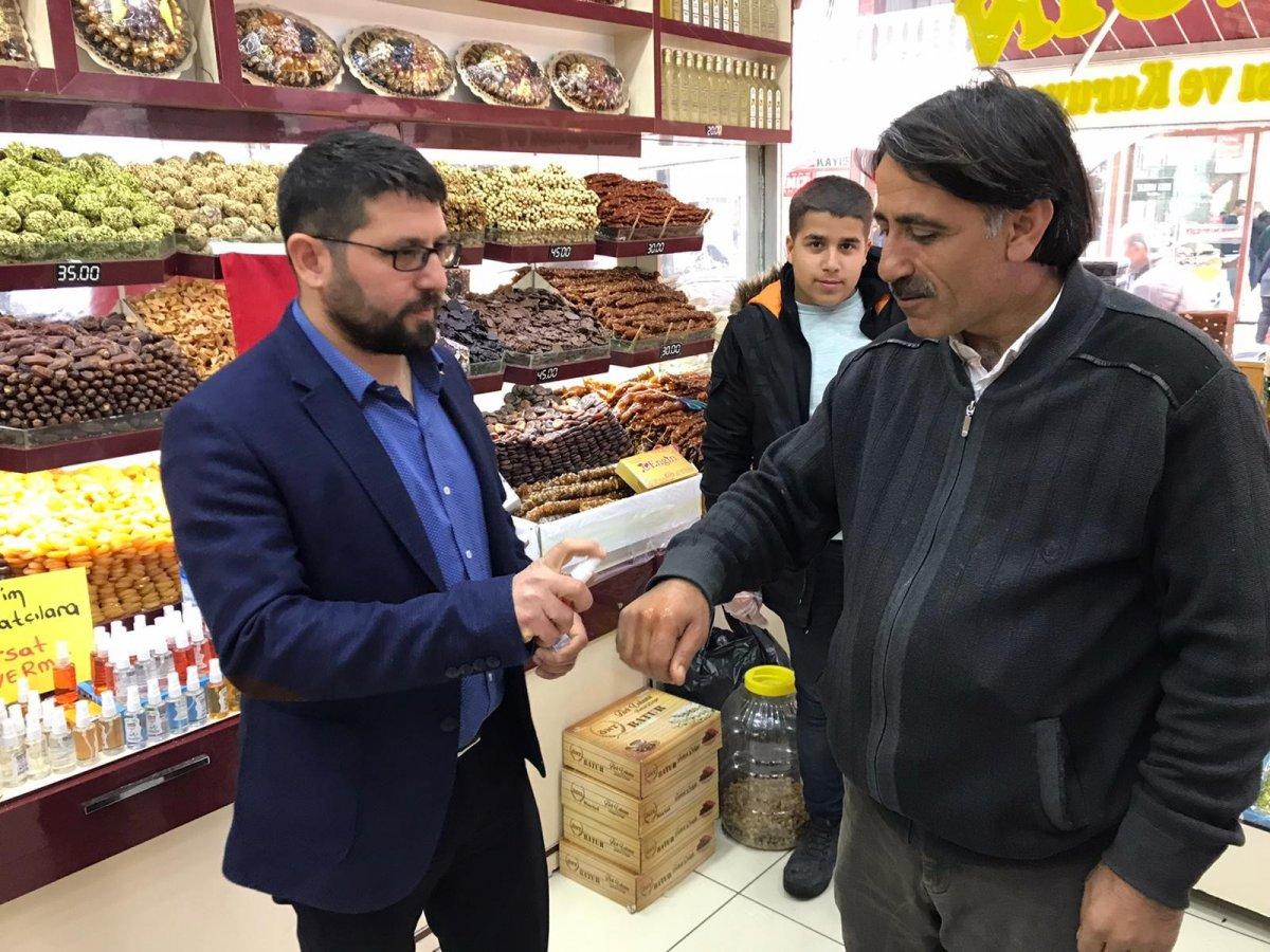 Alışveriş yapana bedava kolonya dağıtan esnaf