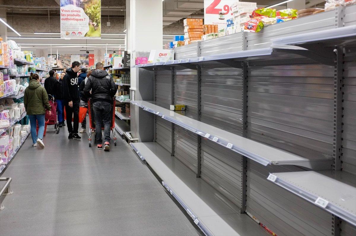 Paris'te korona endişesiyle market rafları boşaltıldı