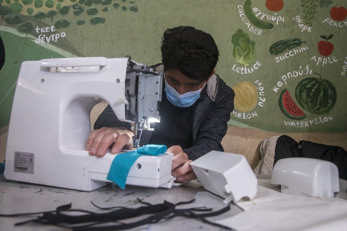 Midilli'de sığınmacılar maske üretiyor