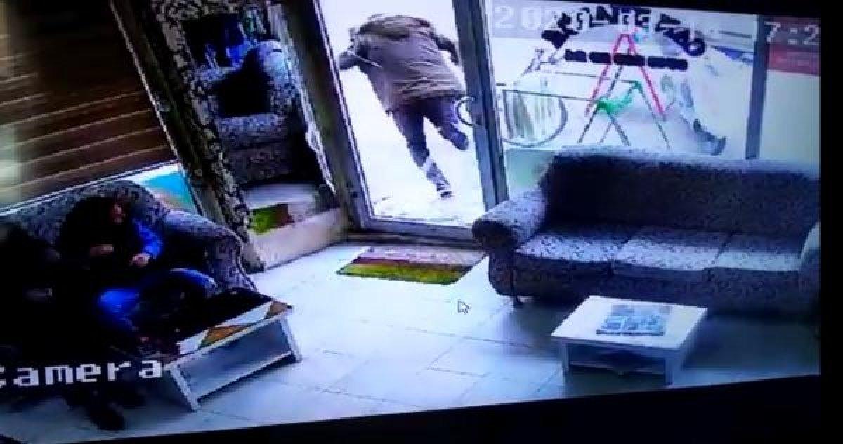 Berbere gelen adam cam kapıyı kırarak dışarı çıktı