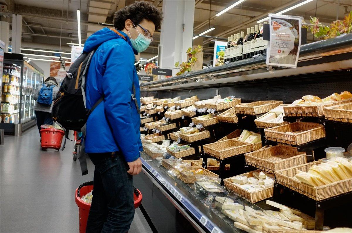 Paris'te korona endişesiyle market rafları boşaltıldı