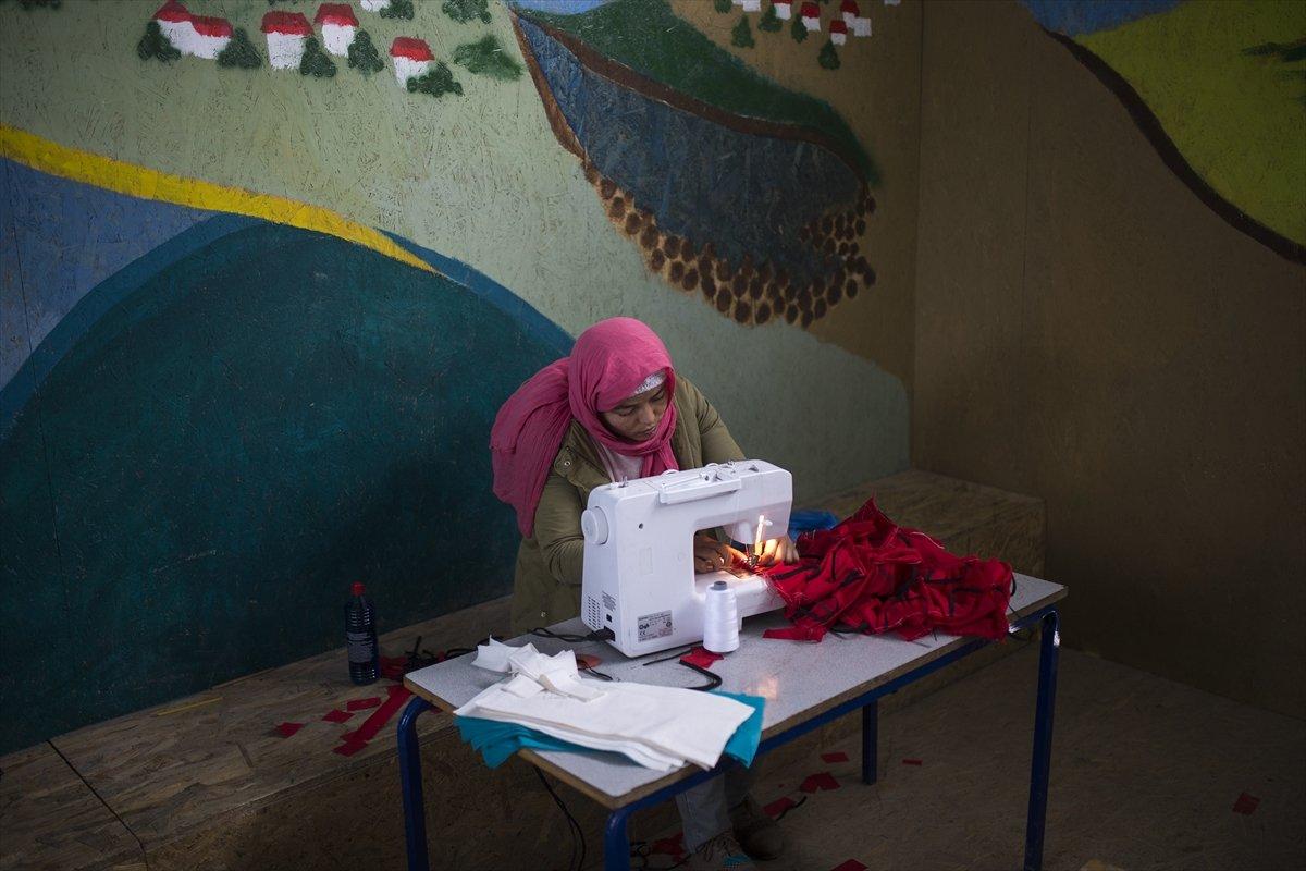 Midilli'de sığınmacılar maske üretiyor