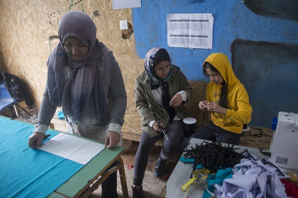 Midilli'de sığınmacılar maske üretiyor
