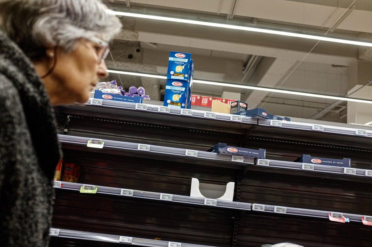 Paris'te korona endişesiyle market rafları boşaltıldı
