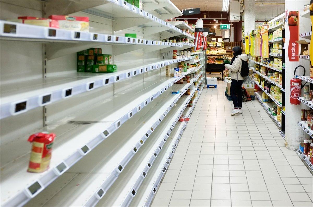 Paris'te korona endişesiyle market rafları boşaltıldı