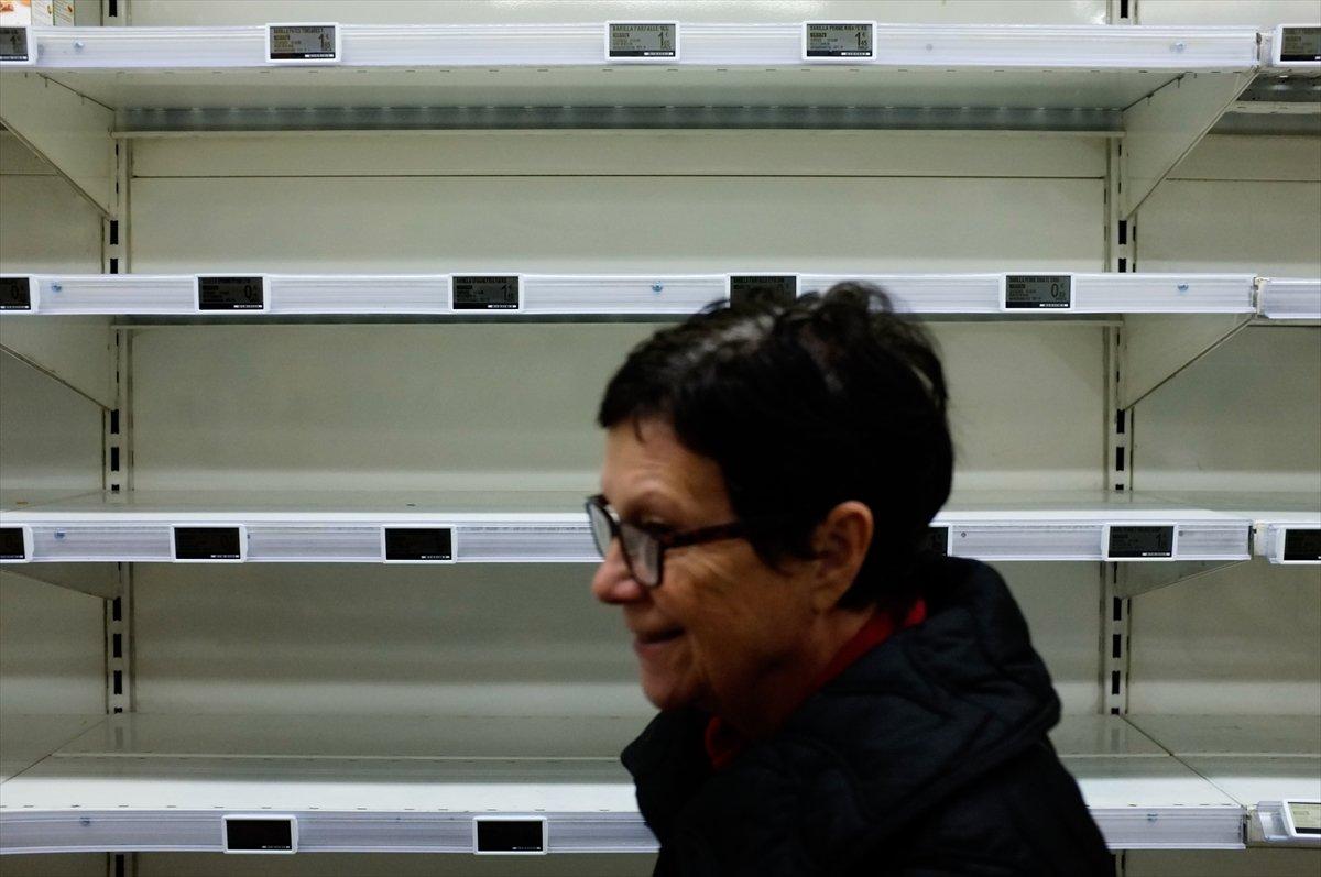 Paris'te korona endişesiyle market rafları boşaltıldı