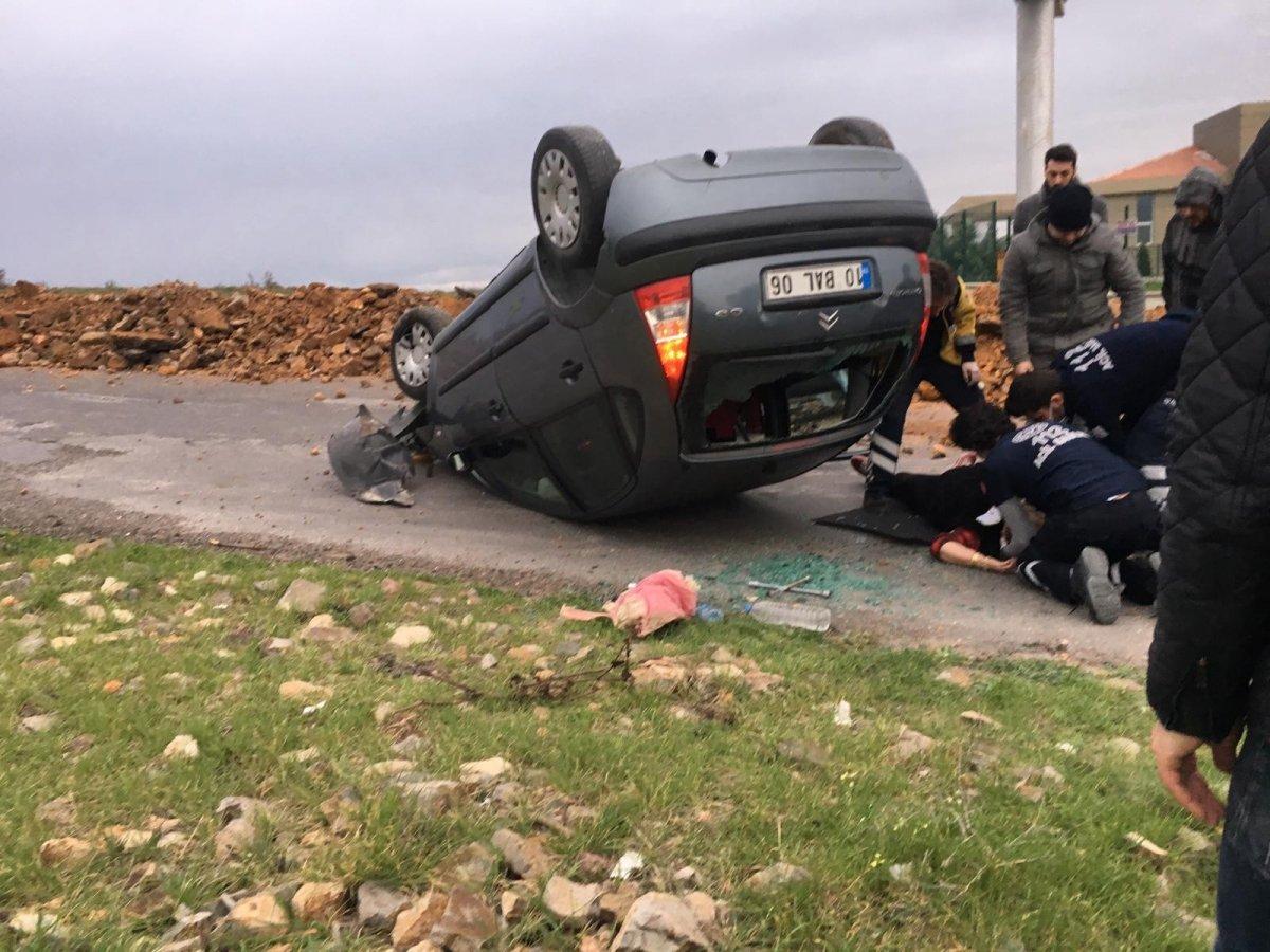 Balıkesir'de kayaya çarpan otomobil takla attı