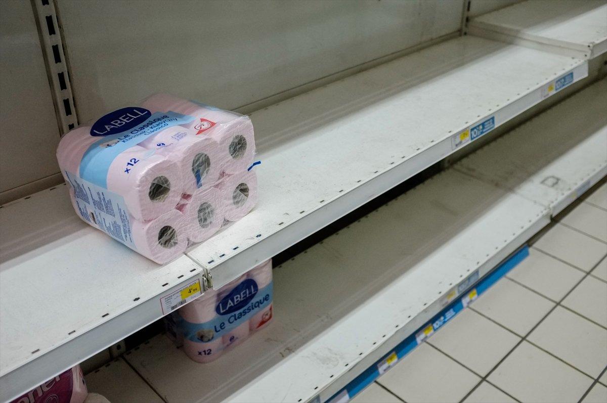 Paris'te korona endişesiyle market rafları boşaltıldı