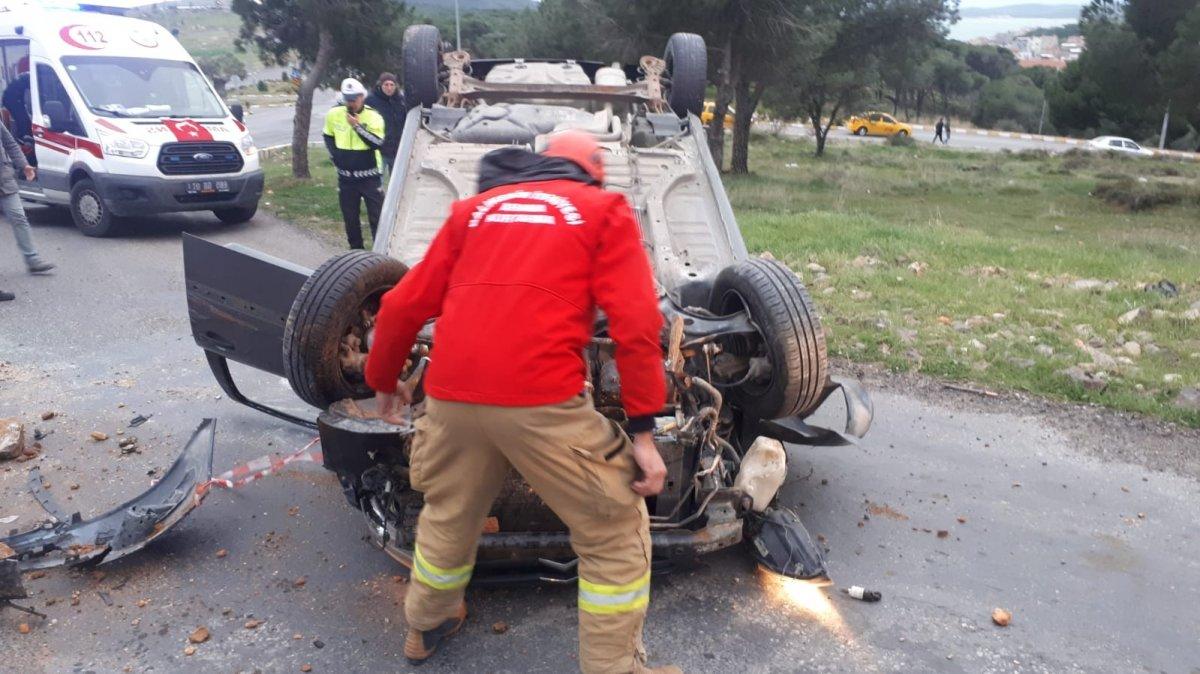 Balıkesir'de kayaya çarpan otomobil takla attı