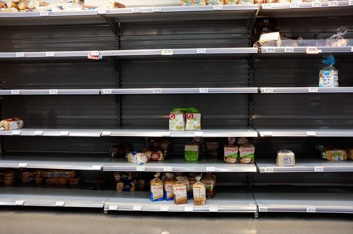 Paris'te korona endişesiyle market rafları boşaltıldı