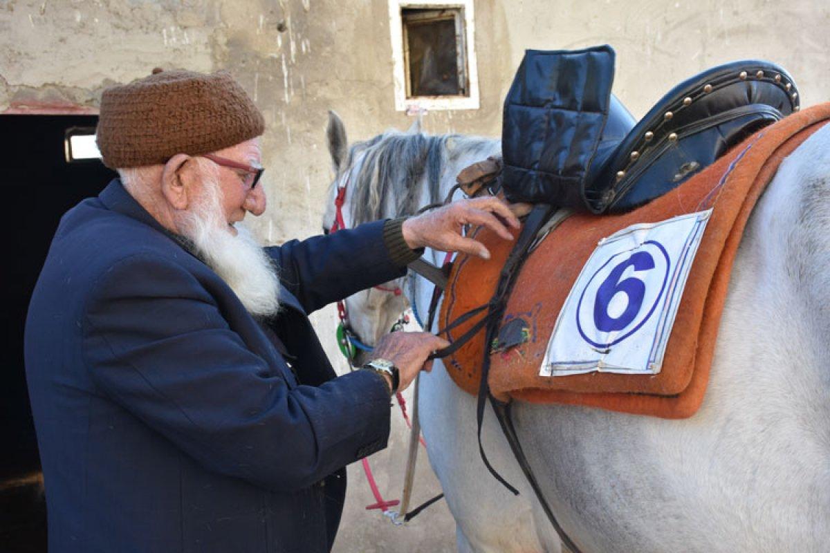 Ciritçi Baki dede, gençlere taş çıkartıyor
