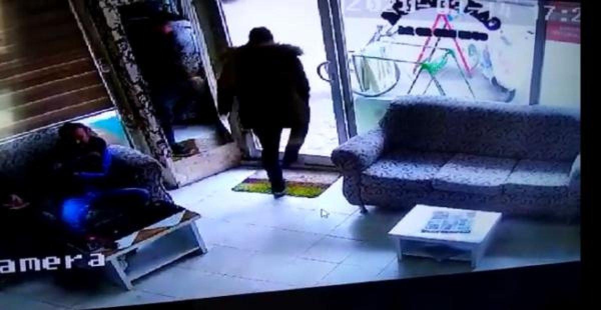 Berbere gelen adam cam kapıyı kırarak dışarı çıktı
