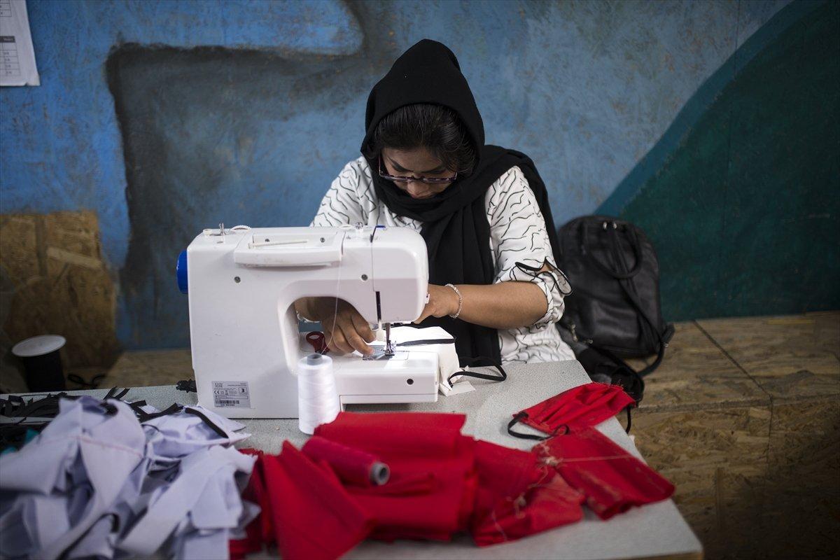 Midilli'de sığınmacılar maske üretiyor