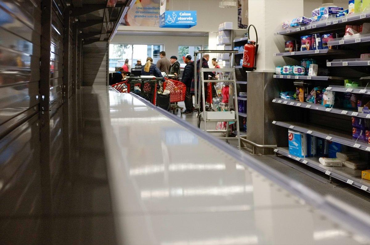 Paris'te korona endişesiyle market rafları boşaltıldı