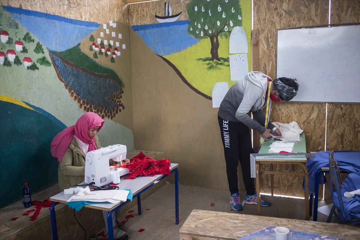 Midilli'de sığınmacılar maske üretiyor