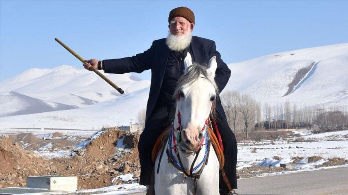 Ciritçi Baki dede, gençlere taş çıkartıyor