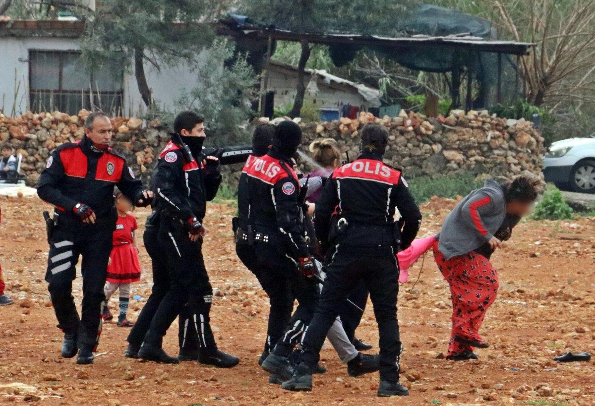 Ehliyetsiz sürücü ve yakınları ortalığı birbirine kattı