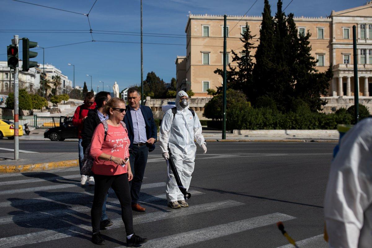 Yunanistan tüm plaj ve kayak merkezlerini kapatıyor