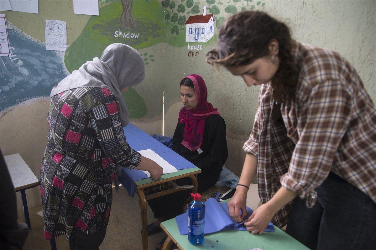 Midilli'de sığınmacılar maske üretiyor