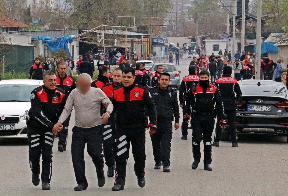 Ehliyetsiz sürücü ve yakınları ortalığı birbirine kattı