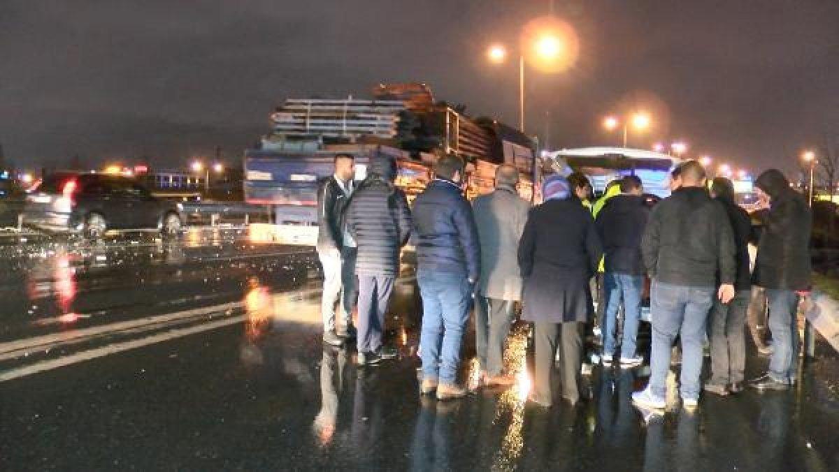 TEM'de kamyonetten dökülen malzemeler 8 araca zarar verdi