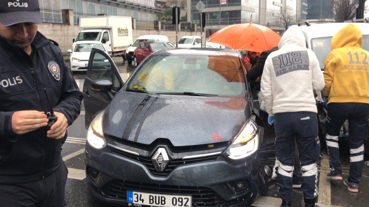 Kağıthane'de kazazedeye şemsiyeli koruma