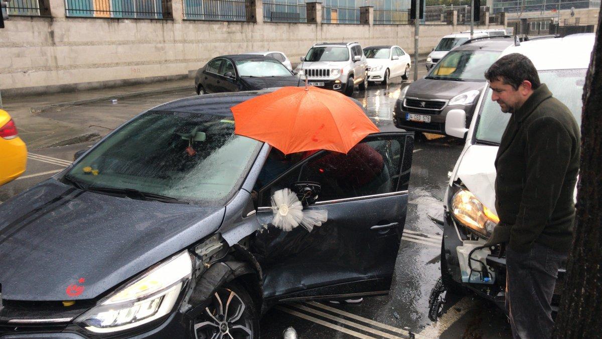 Kağıthane'de kazazedeye şemsiyeli koruma