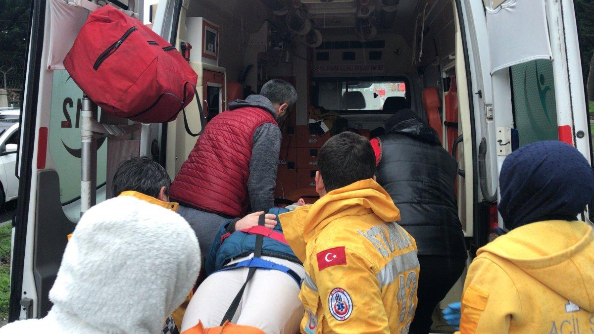 Kağıthane'de kazazedeye şemsiyeli koruma