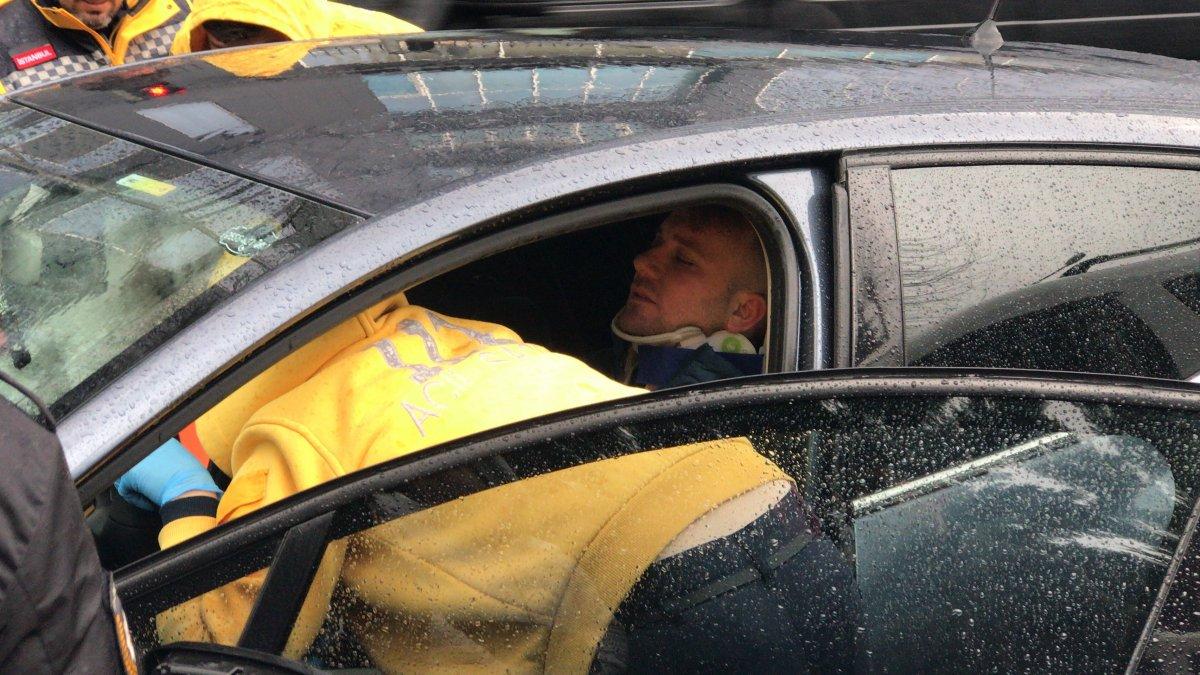 Kağıthane'de kazazedeye şemsiyeli koruma