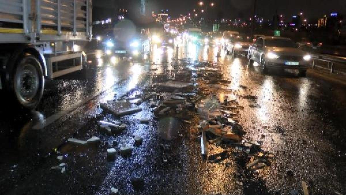 TEM'de kamyonetten dökülen malzemeler 8 araca zarar verdi