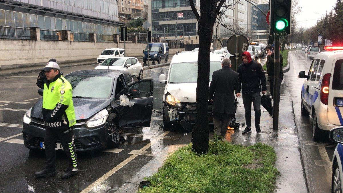 Kağıthane'de kazazedeye şemsiyeli koruma