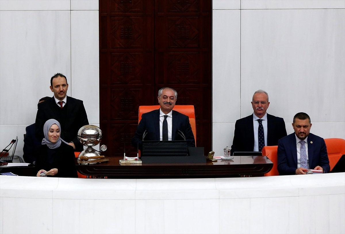 TBMM'de milletvekillerinin koronavirüs önlemi