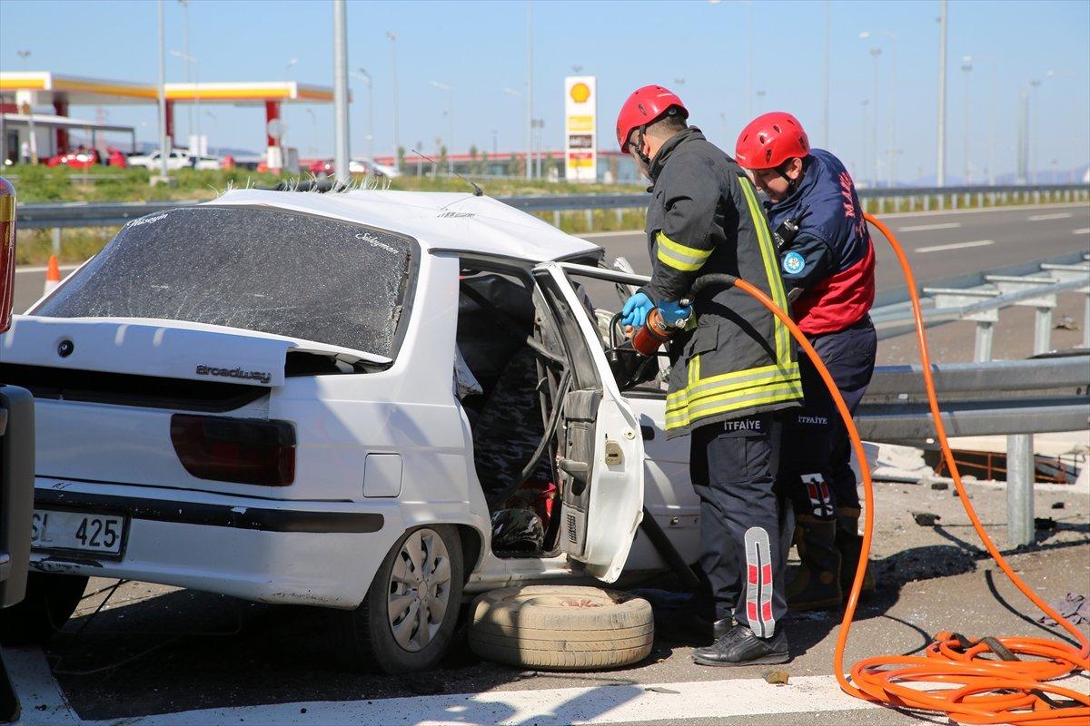 Manisa'da otomobil bariyerlere çarptı: 3 ölü