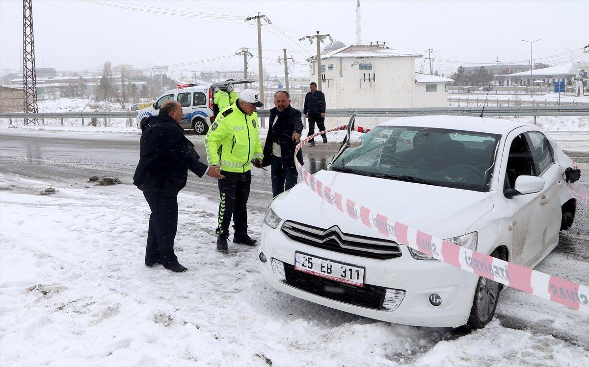 Sivas'ta kar kürüme aracı otomobille çarpıştı: 3 yaralı