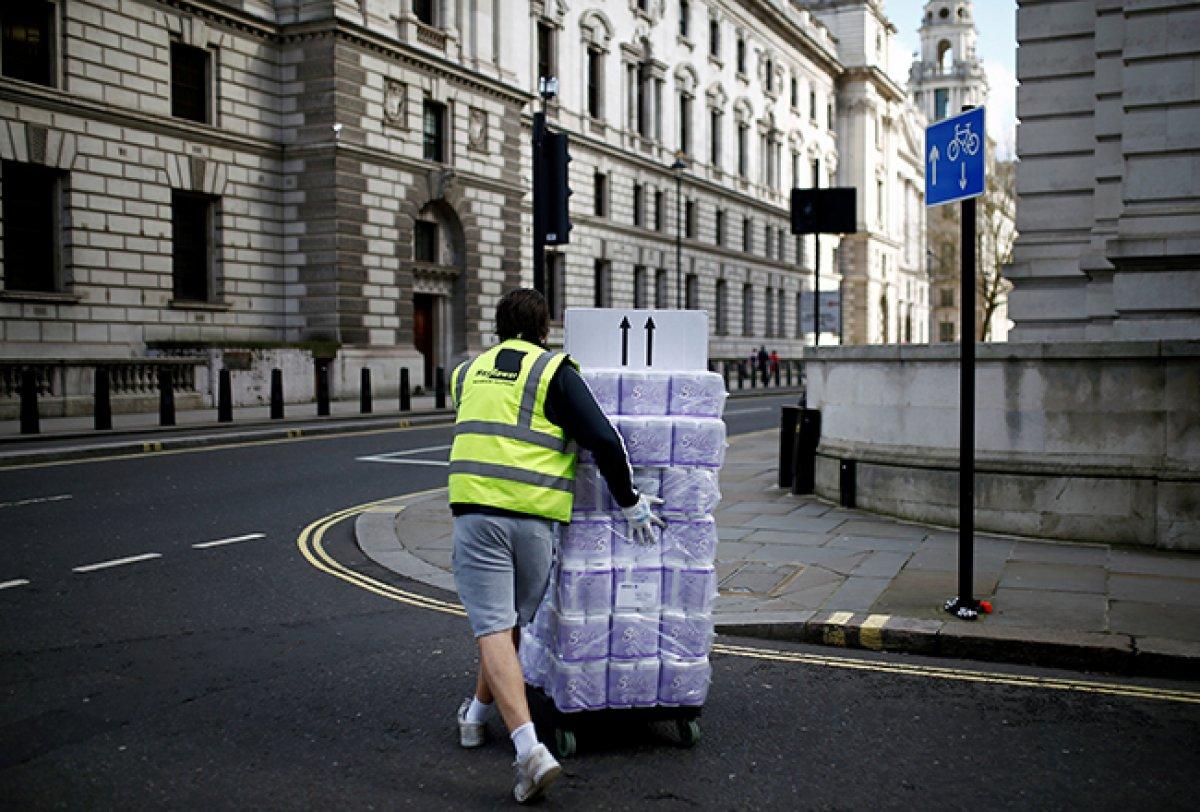 Londra sokakları korona nedeniyle boş kaldı