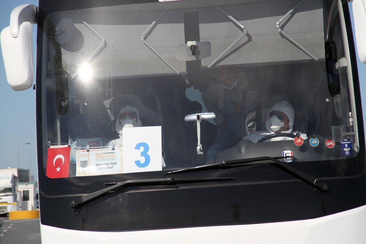 Avrupa'daki Türkleri taşıyan ilk uçak iniş yaptı