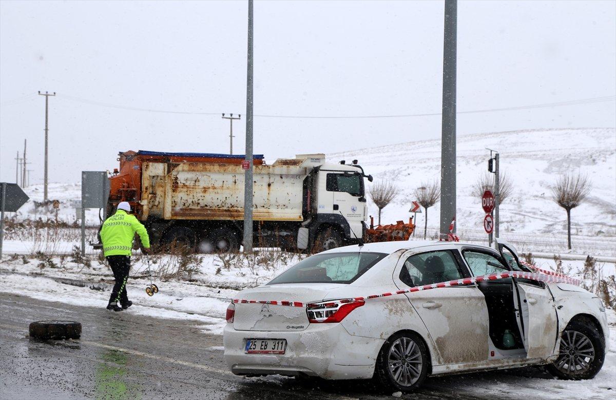 Sivas'ta kar kürüme aracı otomobille çarpıştı: 3 yaralı