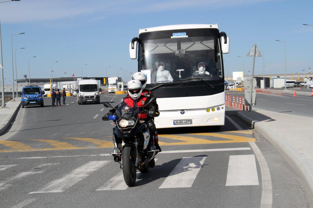 Avrupa'daki Türkleri taşıyan ilk uçak iniş yaptı