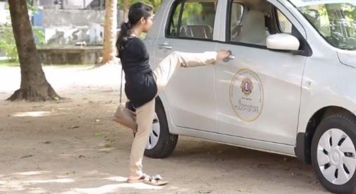 Hindistan'da ayaklarıyla araba kullanan kadın