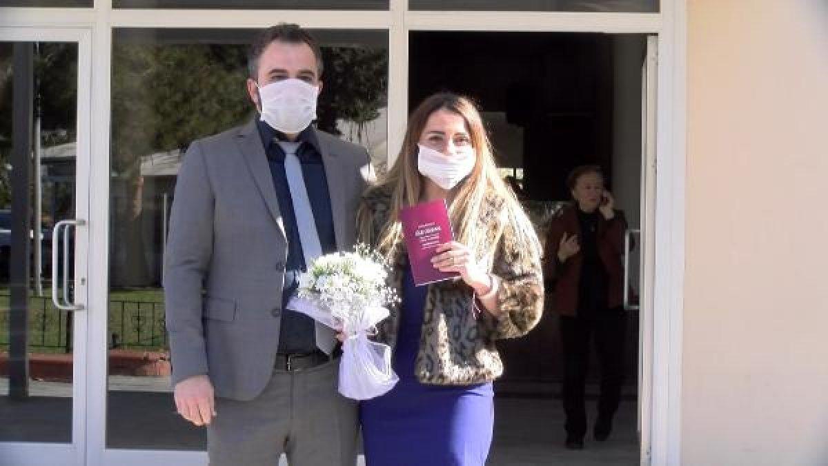 Maskeyle ve davetsiz nikah kıyan çiftler memnun kaldı
