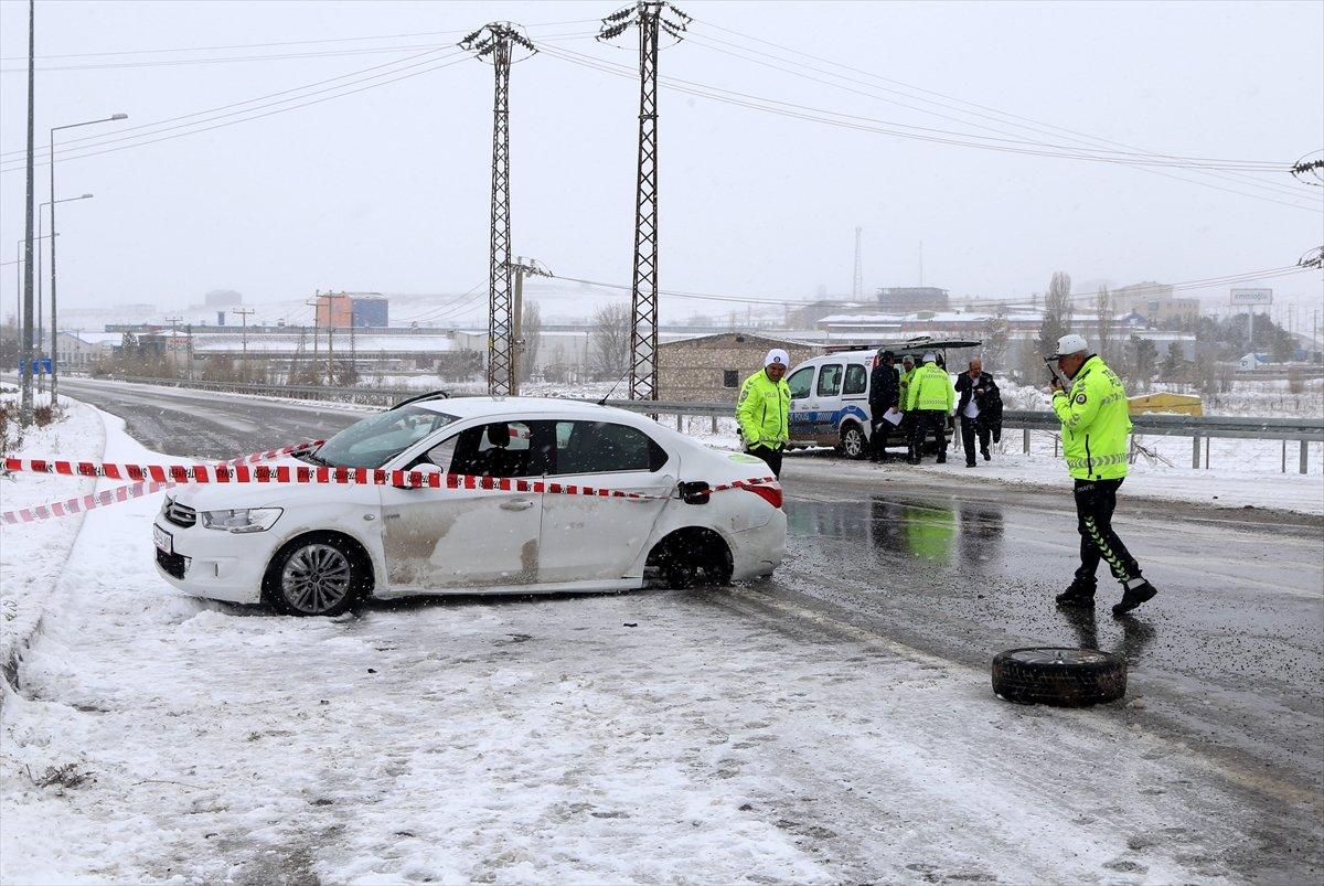 Sivas'ta kar kürüme aracı otomobille çarpıştı: 3 yaralı