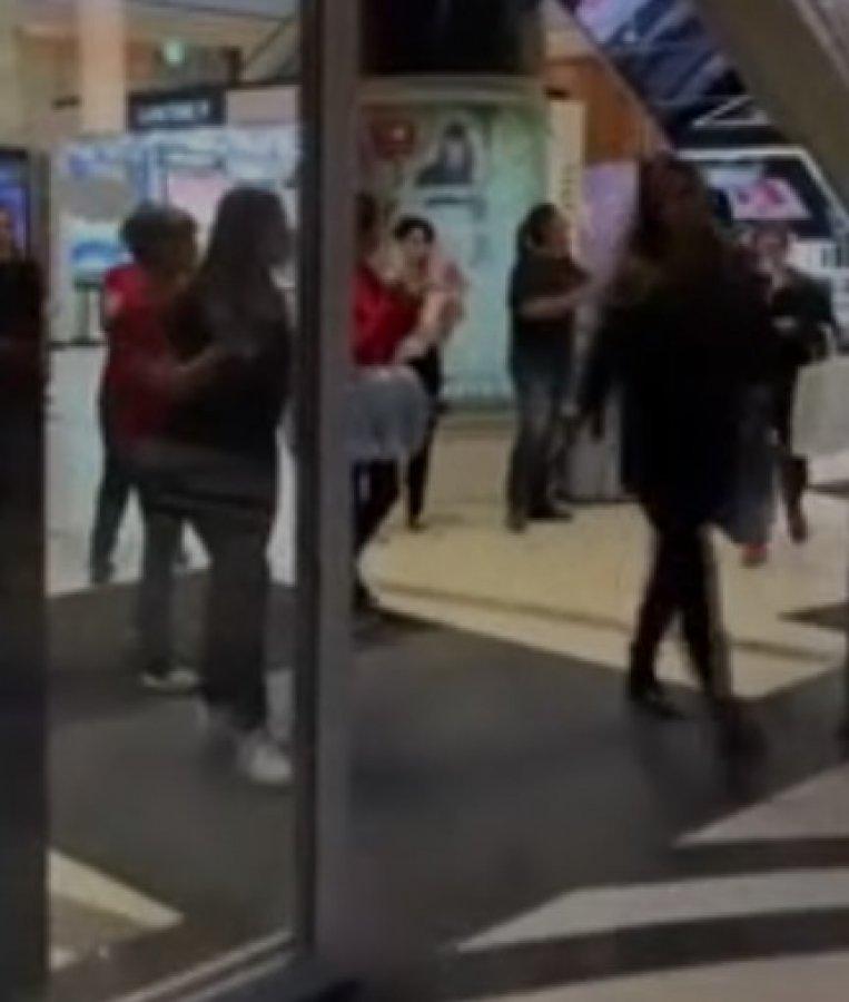 AVM çalışanları, evlerine gitmeyen müşterilere sitem etti