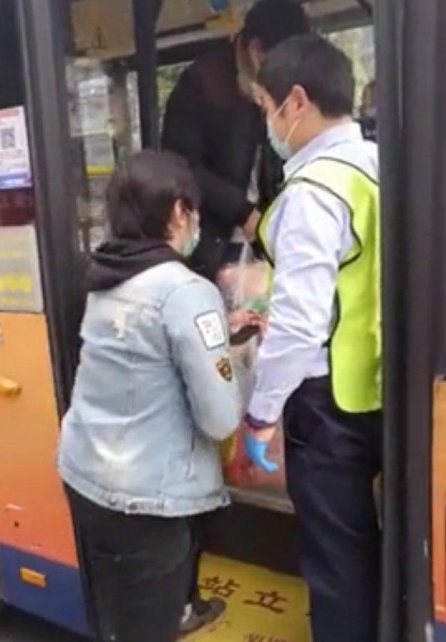 Çin'de toplu ulaşım kontrollü olarak başladı