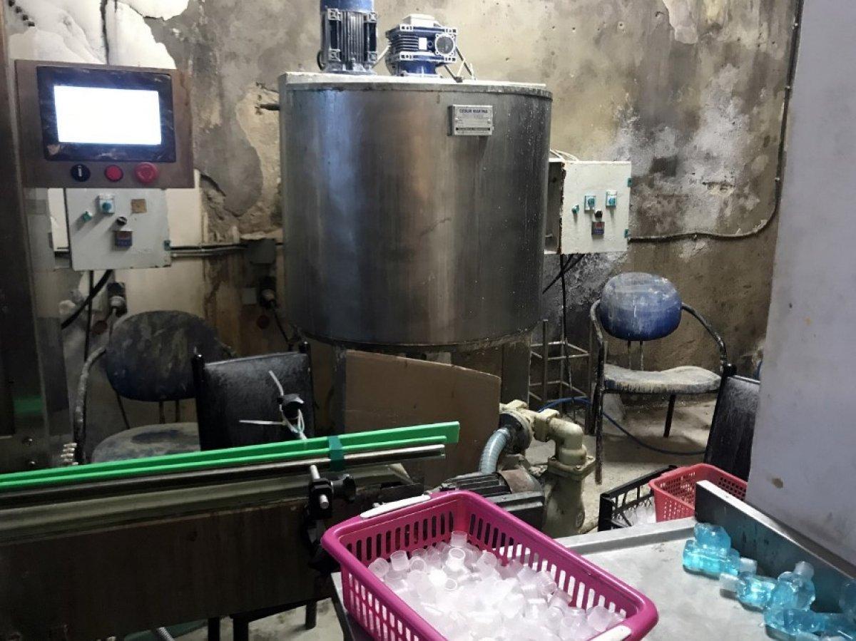 İstanbul'da sahte dezenfektan üreten iş yerine baskın