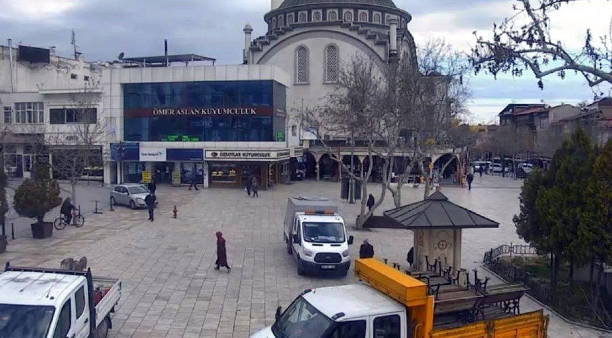 Yaşlılar koronavirüse aldırış etmeyince banklar söküldü