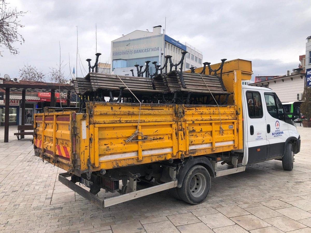 Yaşlılar koronavirüse aldırış etmeyince banklar söküldü