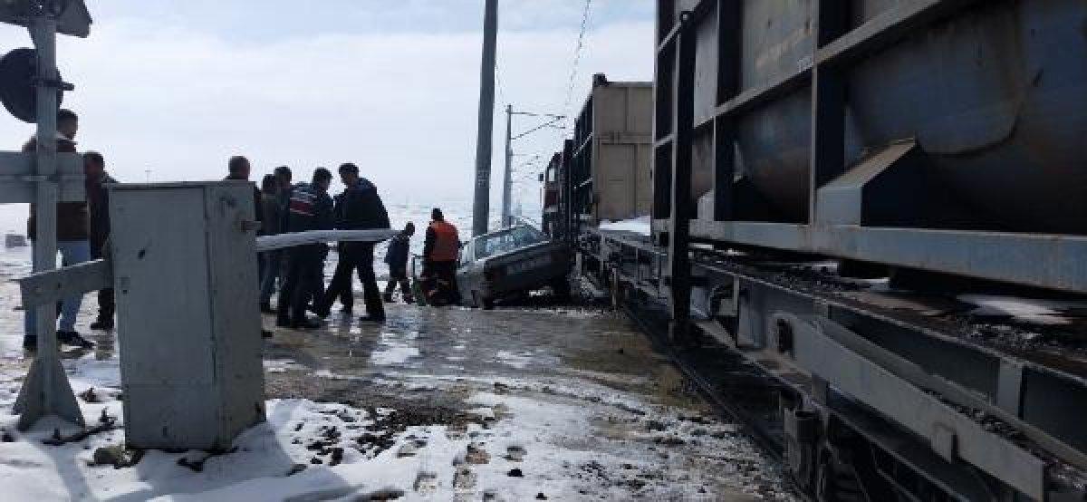 Kayseri'de yük treni otomobile çarptı: 2 ağır yaralı