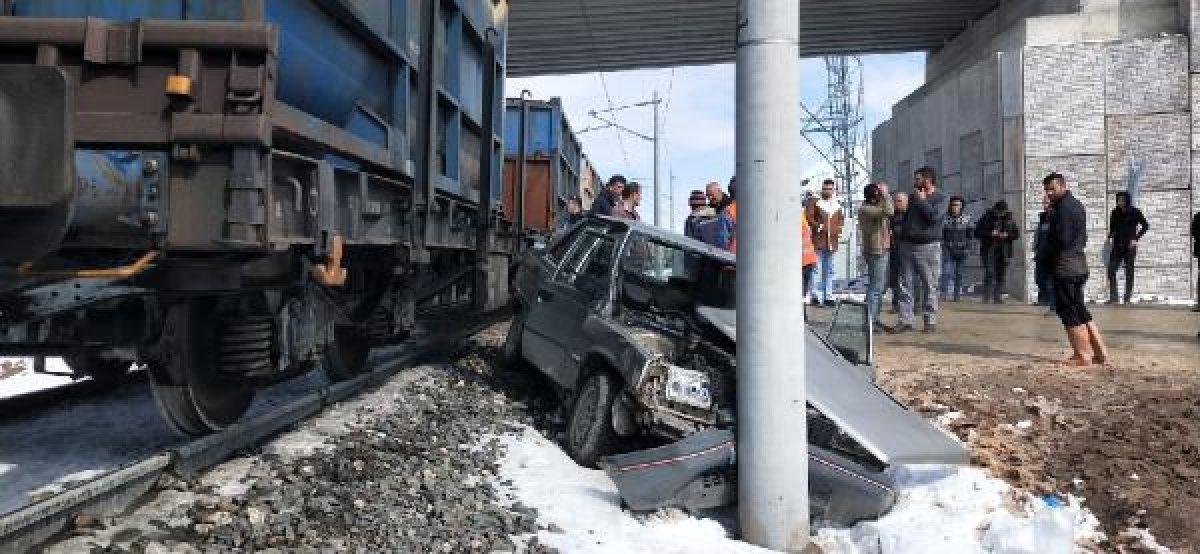 Kayseri'de yük treni otomobile çarptı: 2 ağır yaralı