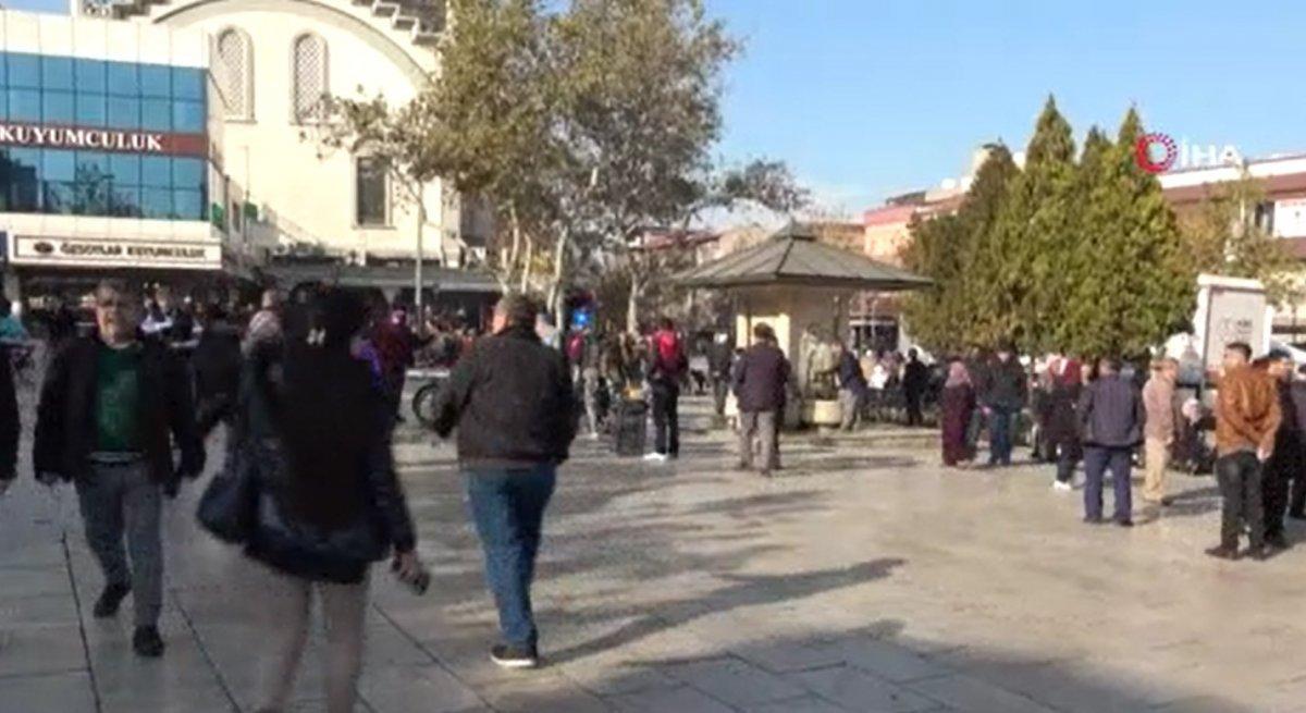 Yaşlılar koronavirüse aldırış etmeyince banklar söküldü